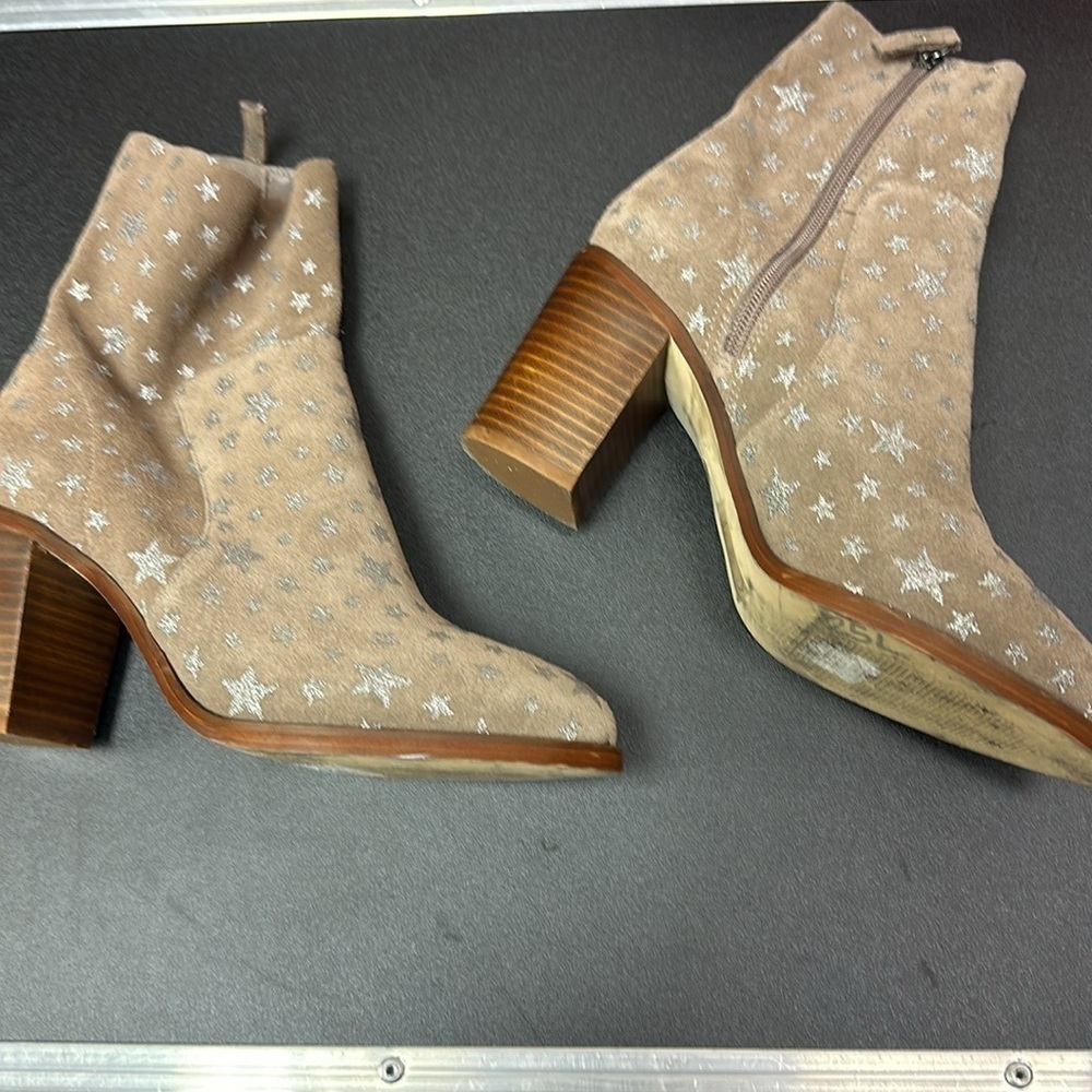 Steve Madden Suade tan / silver star zip ankle booties with pointed toe size 8 - Picture 3 of 12